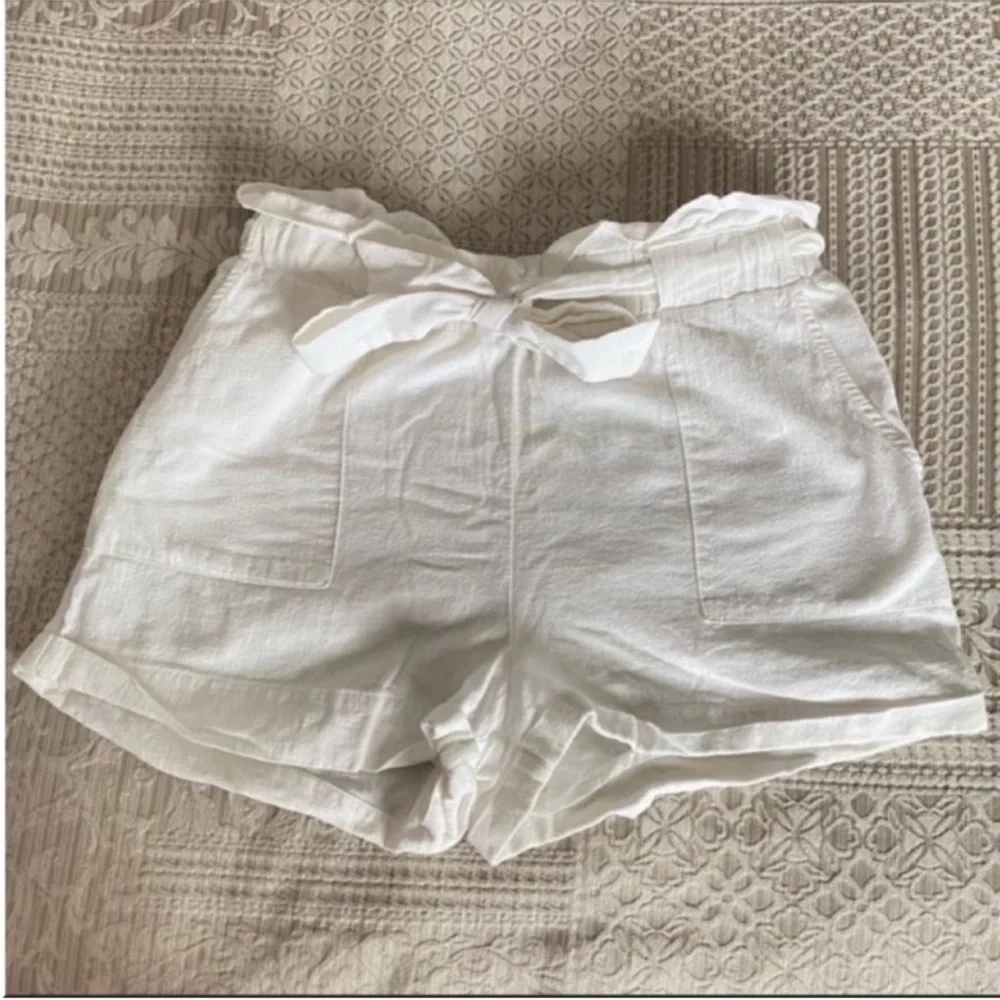 Women’s Kendall & Kylie White Linen High Waisted Tie Shorts Size Medium